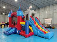Casa de salto inflável com deslizamento para crianças.