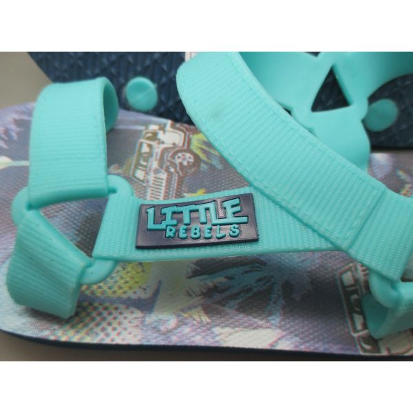 Des chaussettes de sport pour enfants, des sandales sur mesure.