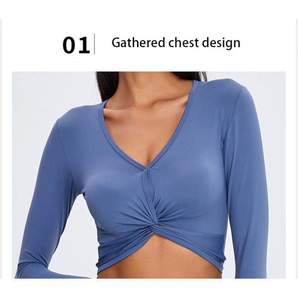 Сексуальный зубчик v - разминка шеи покрывает, который подвергли действию обнаженные спорт дам верхние