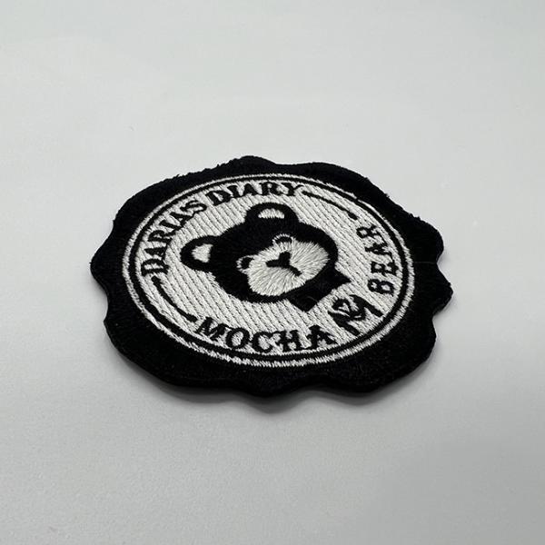 O ferro bonito da roupa das crianças no bordado remenda o preto amigável de Eco para sacos