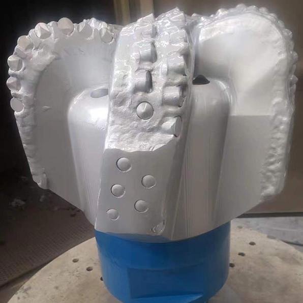 Bocados de broca aglomerados 85kgs do aço de liga PDC do tratamento de superfície com a inserção do cortador de PDC