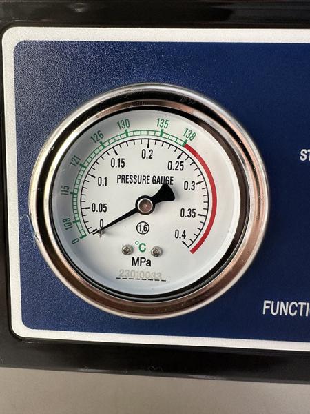 Stérilisateur à vapeur vertical programmable à écran numérique de 100 L