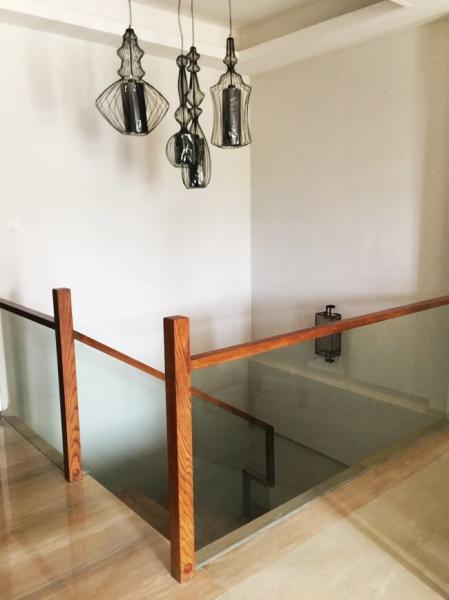 Straight Stringer Staircase VK02S Handrail: wooden Tread: Beech Balustrade: glass Stringer: Carbon Steel