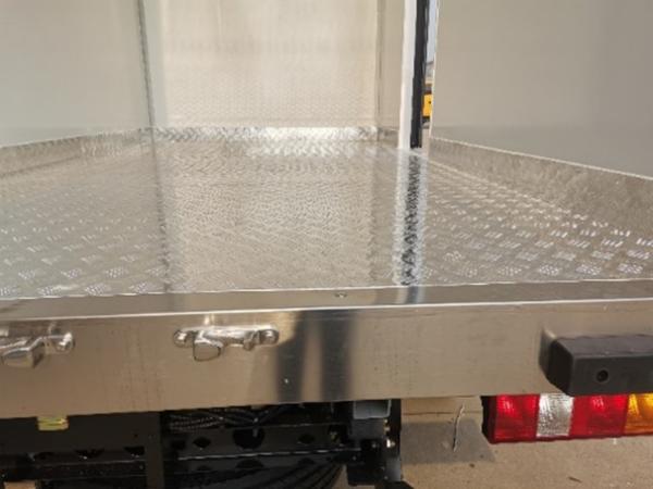 93KW 125HP Isuzu Refrigerated Van Diesel 4×2 Isuzu Freezer Truck
