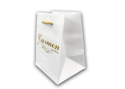 les sacs en papier noirs matériels de papier mats de poignée avec le logo d'or déjouent et ont gravé en refief