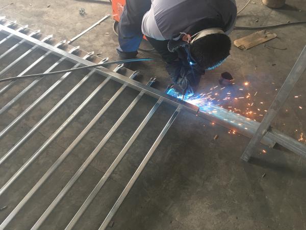 2400mm width  Crimped spear metal garrison fence supplier