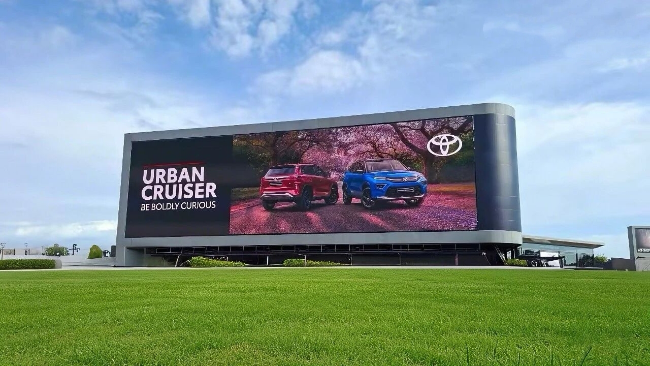 Advertising P10 Outdoor LED Display 11000 Nits Ultra High Brightness 7680Hz Refresh Rate