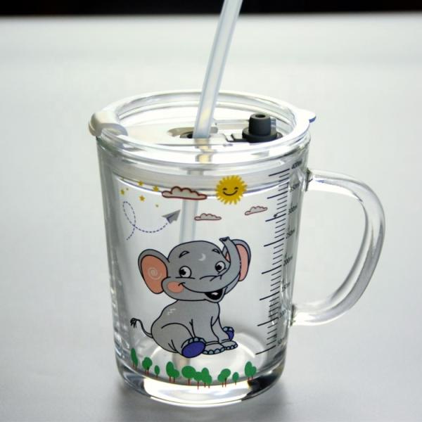 Стекло Кристл мультфильма выпивая с соломой крышки и силиката