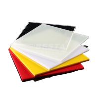 Des feuilles d'acrylique de couleur transparente, résistantes aux intempéries.