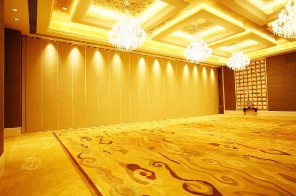 Separação acústica de madeira da parede do rolamento do hotel com portas deslizantes