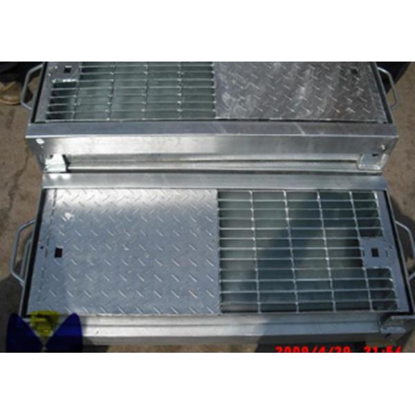 Hot Dip Galvanized Pig Farm Equipment Iron / Steel Farm Gates Anti Corrosion