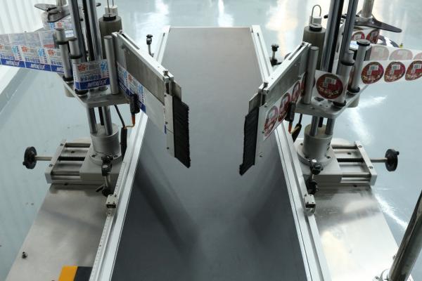 Double Sided Labeling Machine for Wood Packaging Materials in Cleaner Bottle Labeling