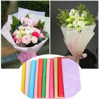 A madeira reduz a polpa o papel de envolvimento multicolorido para a decoração das flores do fruto