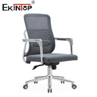 Chaise de bureau grise à molette avec roues et pivotement