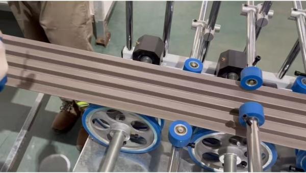 Décoration intérieure en PVC WPC à l'envers en panneaux muraux à flûte