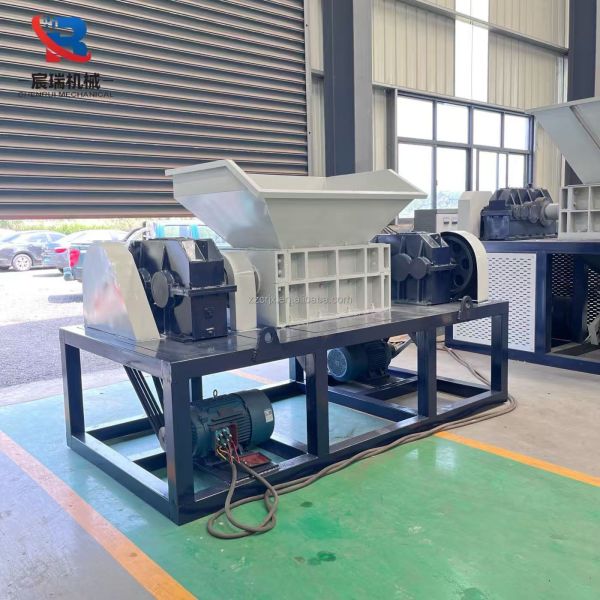 Double-Shaft Shredder Is Used  Crushing Thin and Light Metal Materials, Waste Plastics and Wood