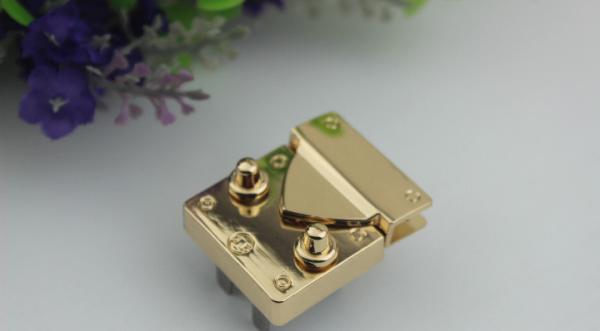 2019 New Products Zinc Alloy Light Gold Metal Thumb Catch Bag Push Locks
