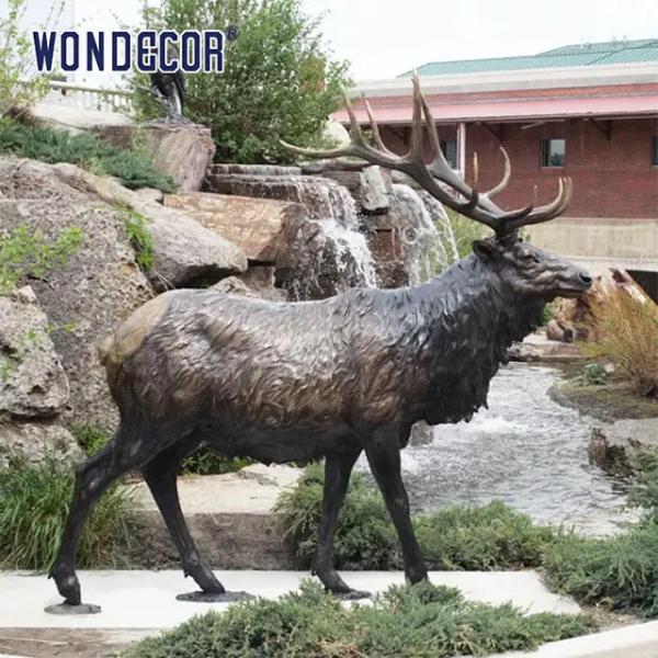 Las ilustraciones animales salvajes hermosas de la decoración del parque echaron la escultura de bronce de los alces