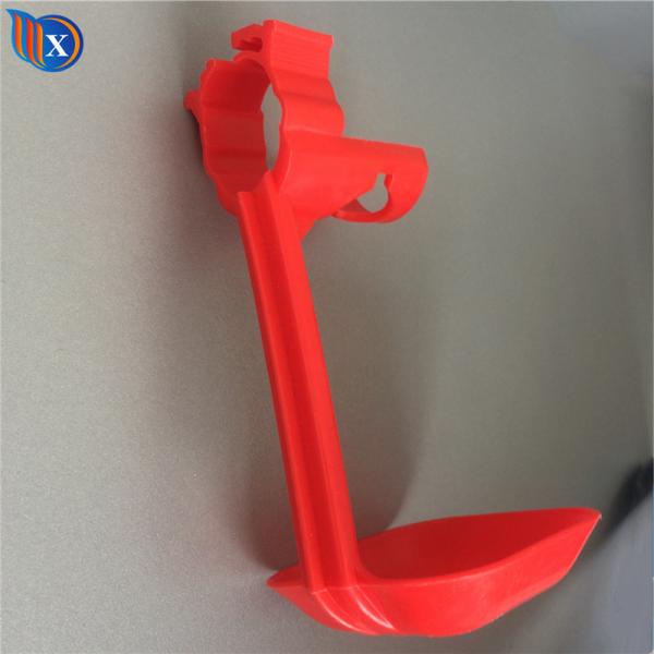 Чашка автоматического пластикового цыпленка пьяницы ниппели моча