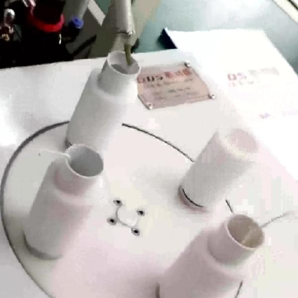 Dispensadores de pegamento industrial de cuatro estaciones Sistema de distribución de adhesivos redondos para tapa de extremo de tubo de vidrio T8