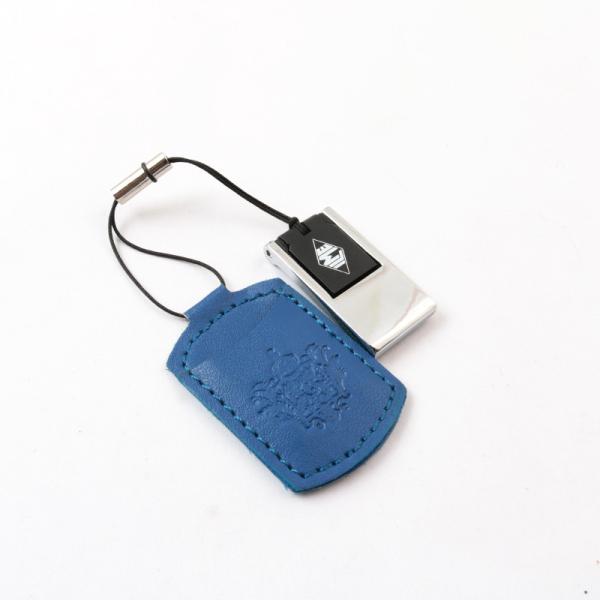 Специальный логотип поддерживается кожаным USB-флеш-накопителем со скоростью чтения 20 МБ/с