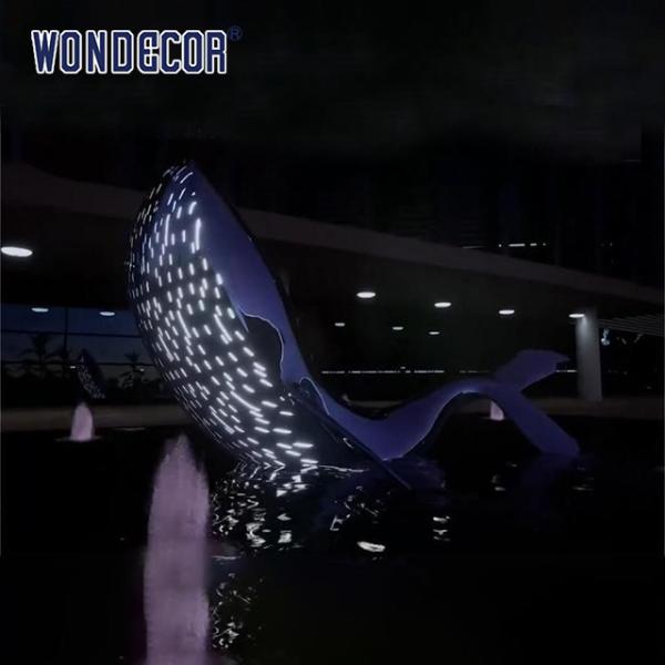 Grande arte de metal ao ar livre animais marinhos abstratos luzes LED baleia escultura de aço inoxidável