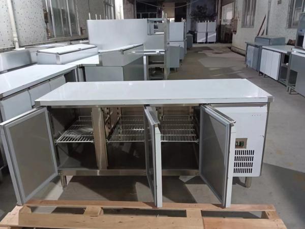 Equipamento de refrigeração industrial com refrigeração por ar de três portas 220-240V Voltagem 2~8.C Intervalo de temperatura