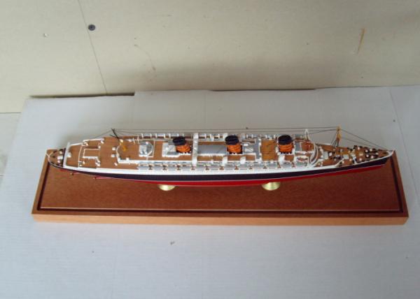 Scale 1:900 High End Queen Mary Model , Handcrafted Model Ships For Anniversary Collection