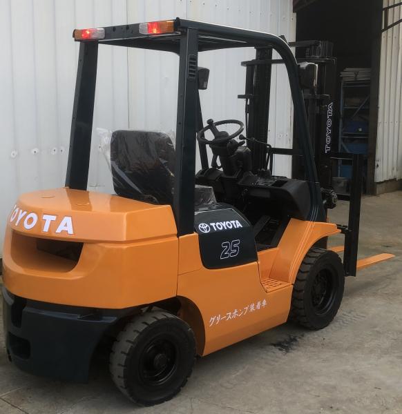 Le chariot élévateur Toyota de 2,5 tonnes à deux étages 3000 mm Hauteur de levage 3 m Hauteur de levage