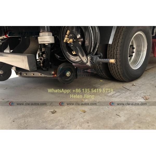 Dongfeng 4x2 LHD Diesel Engine Vacuum Road Sweeper Truck