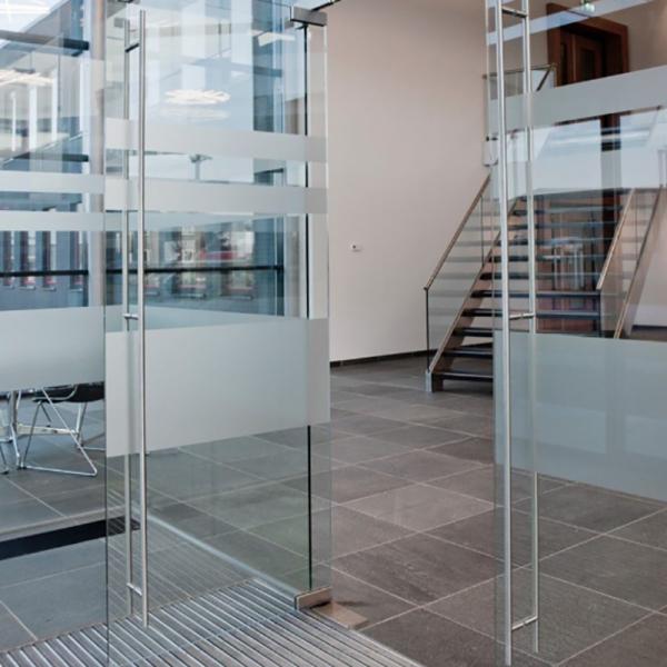 Завершенная поверхность терморазрыв Алюминиевые безрамочные стеклянные двери для долговечной производительности