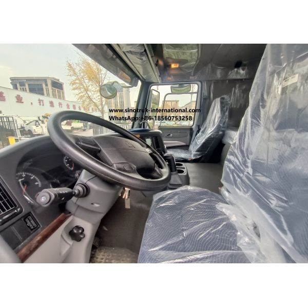 Sinotruk Howo 20CBM Fuel Tank Truck 10Wheels 340Hp 6 × 4 Multiple Compartments