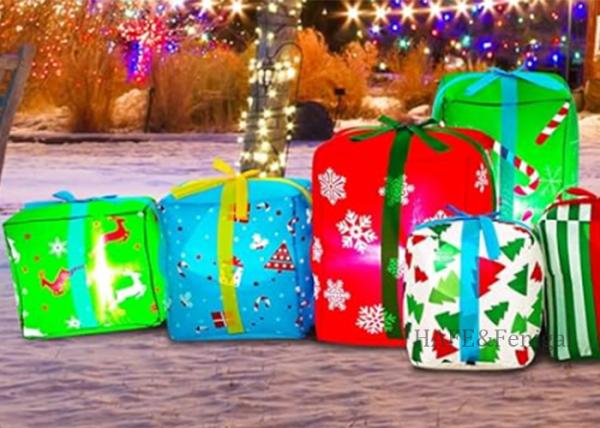 L'arbre de Noël gonflable avec une atmosphère festive et le Père Noël cadeaux de Noël peuvent être personnalisés