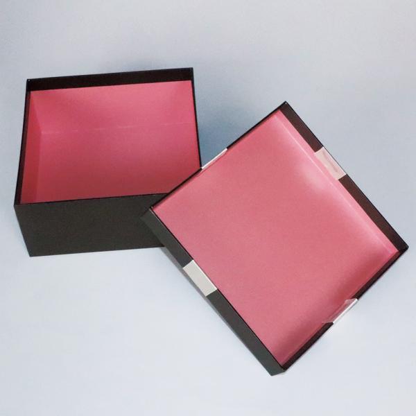 Boîte-cadeau au détail de couleur de noir de livre à couverture dure avec le ruban