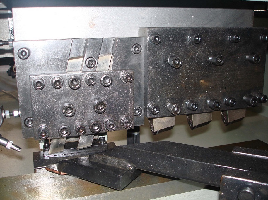 Вертикальный пневматический отрезок CNC v калибруя машину для нержавеющих листов