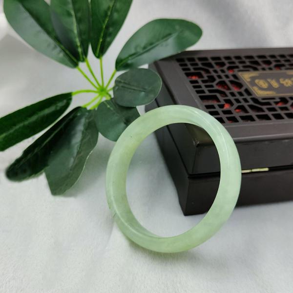 Regional Feature Natural Gemstone Green Xiuyan Jade Bangle for Fashion Boutique Jewelry Lady Bracelets