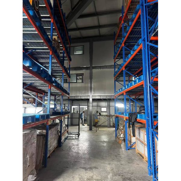 Prefabricated Steel Warehouse with Stainless Steel Gutter System Environmentally Friendly Materials and Steel Sheet Sandwich Panel Construction