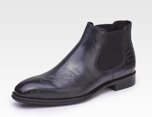 O vestido completo do fecho de correr do lado dos homens do couro de grão carreg em volta das botas de couro do preto dos homens do dedo do pé