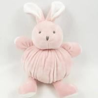 Crianças a brincarem com brinquedos criativos de coelhos de pelúcia sob medida