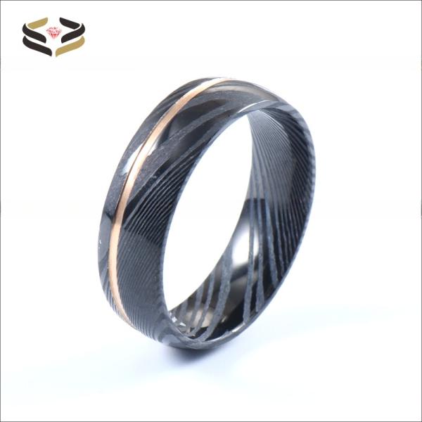 Anillos de boda de acero de Damasco negro martillado personalizados de 8 mm chapados en oro rosa para hombre