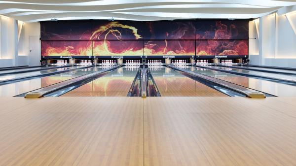 Custom Brunswick Bowling Machine With 24m Fitness Center And Excellent Bowling Ball