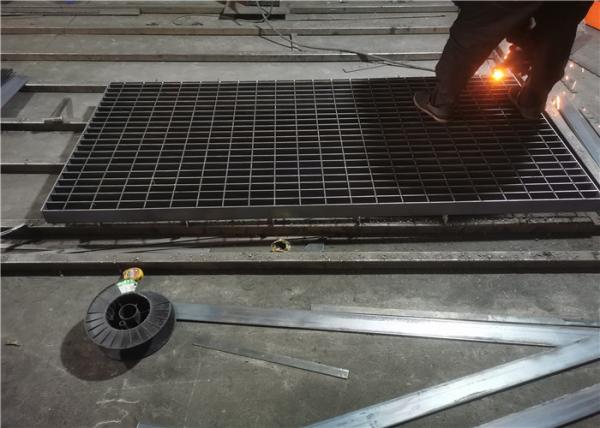 Pedestrian Catwalk Steel Grating Serrated Hot Dipped Galvanized Grating