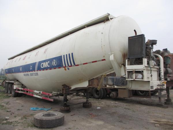 V / W Type Small Capacity Powder Bulk Cement Truck Various Size Customized