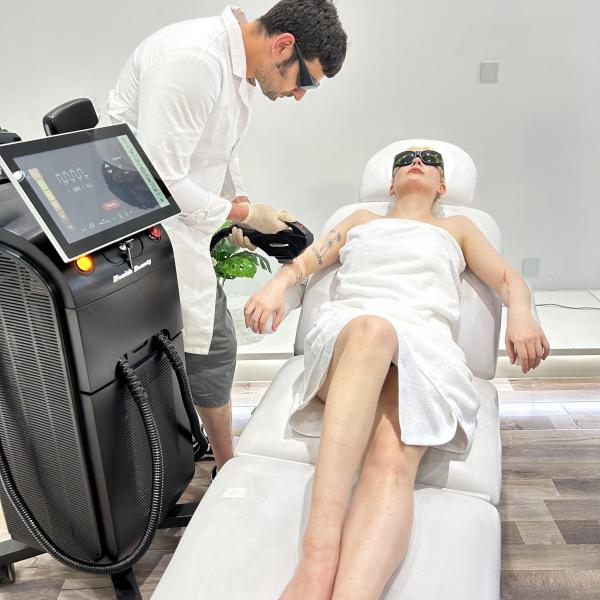 Depilação a Laser de Diodo de 2000w 50% de desconto Promoção de 4 comprimentos de onda 808 755 940 1064nm
