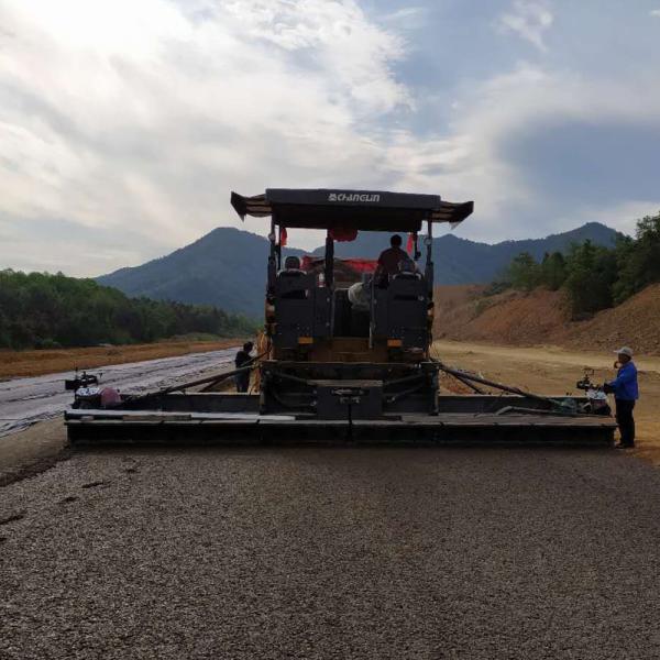 Hydraulic Asphalt Paver Equipment GYA6000LB 17 Ton Paving Width 2.5-6m 93KW