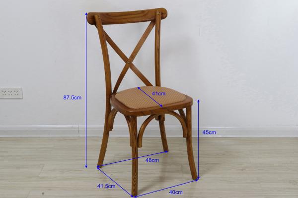 Emballage du courrier Chaises à dos croisé en bois pour le design antique dans les restaurants et les mariages