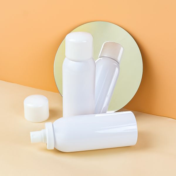 White Plastic Spray Bottle with Fine Mist Sprayer and Leak-Resistant Pump for Customizable Skincare and Haircare Applications