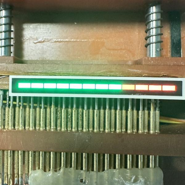 L'indicateur du panneau d'instruments est équipé d'une barre lumineuse LED à 12 segments ultra rouge/vert pur