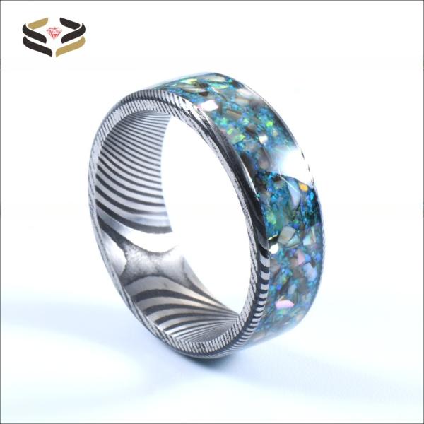 Anillo de boda para hombre de acero Damasco de 8 mm con incrustaciones de ópalo y concha coloridos