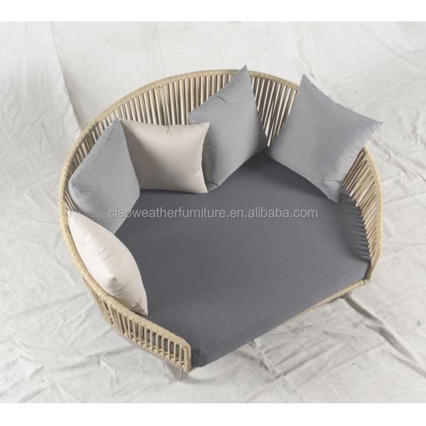 Le canapé de jardin de design moderne en rotin et en aluminium est conçu pour la détente en plein air.